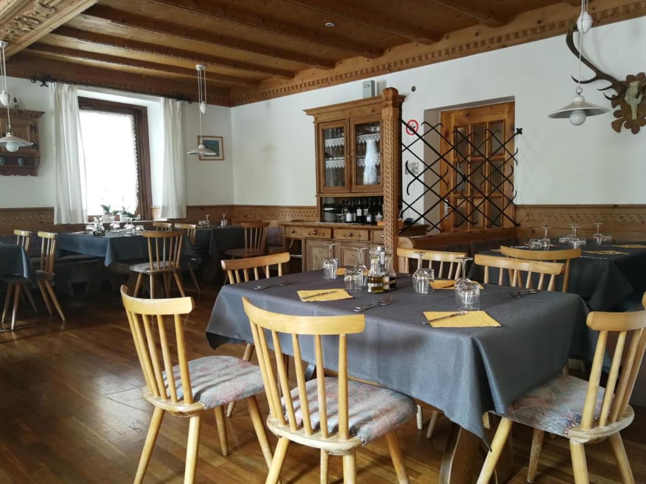 Gasthaus Weisskugel Malles Venosta Bagian luar foto