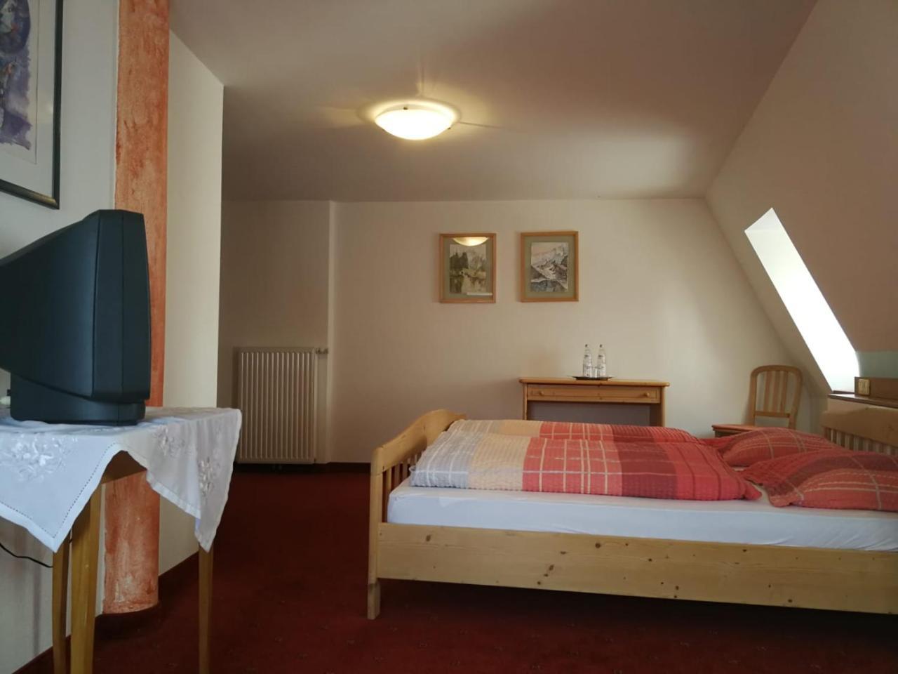 Gasthaus Weisskugel Malles Venosta Bagian luar foto