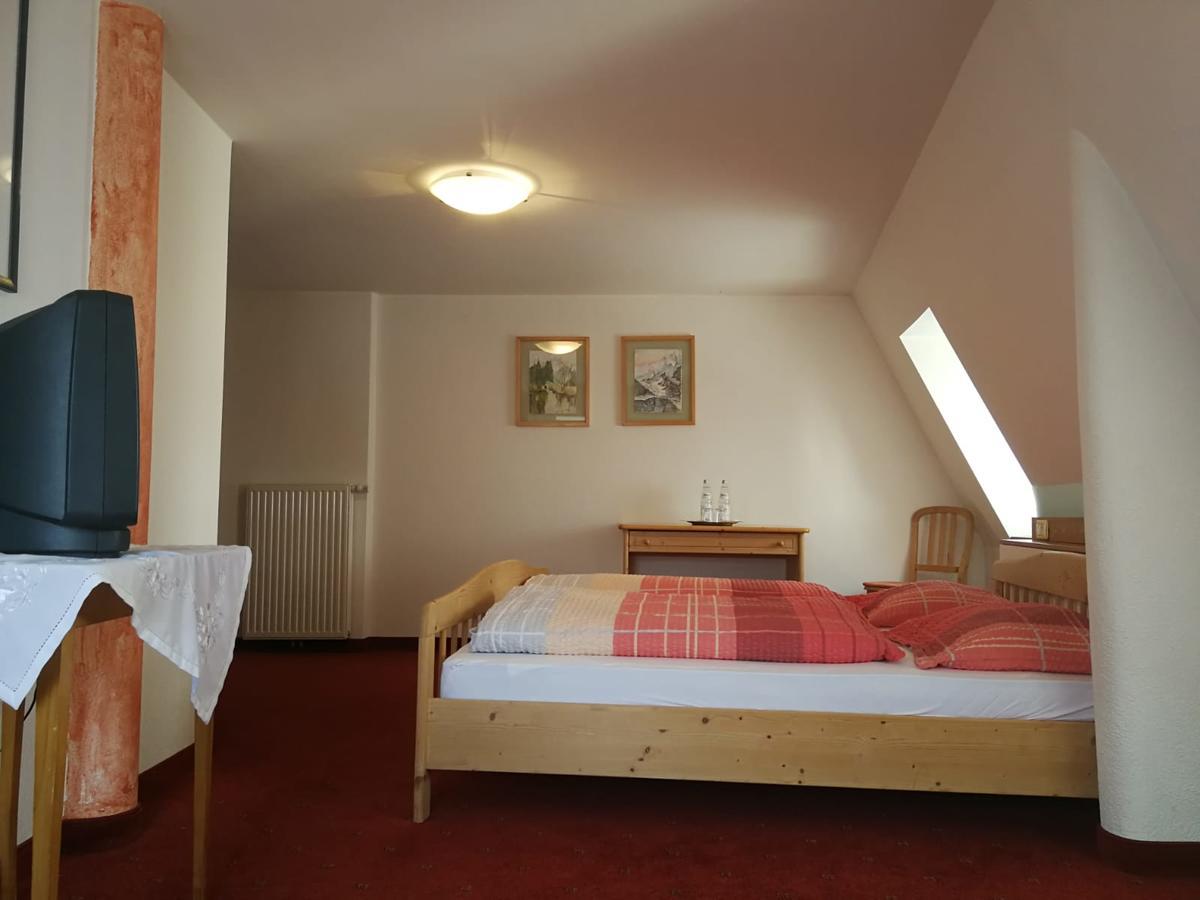Gasthaus Weisskugel Malles Venosta Bagian luar foto