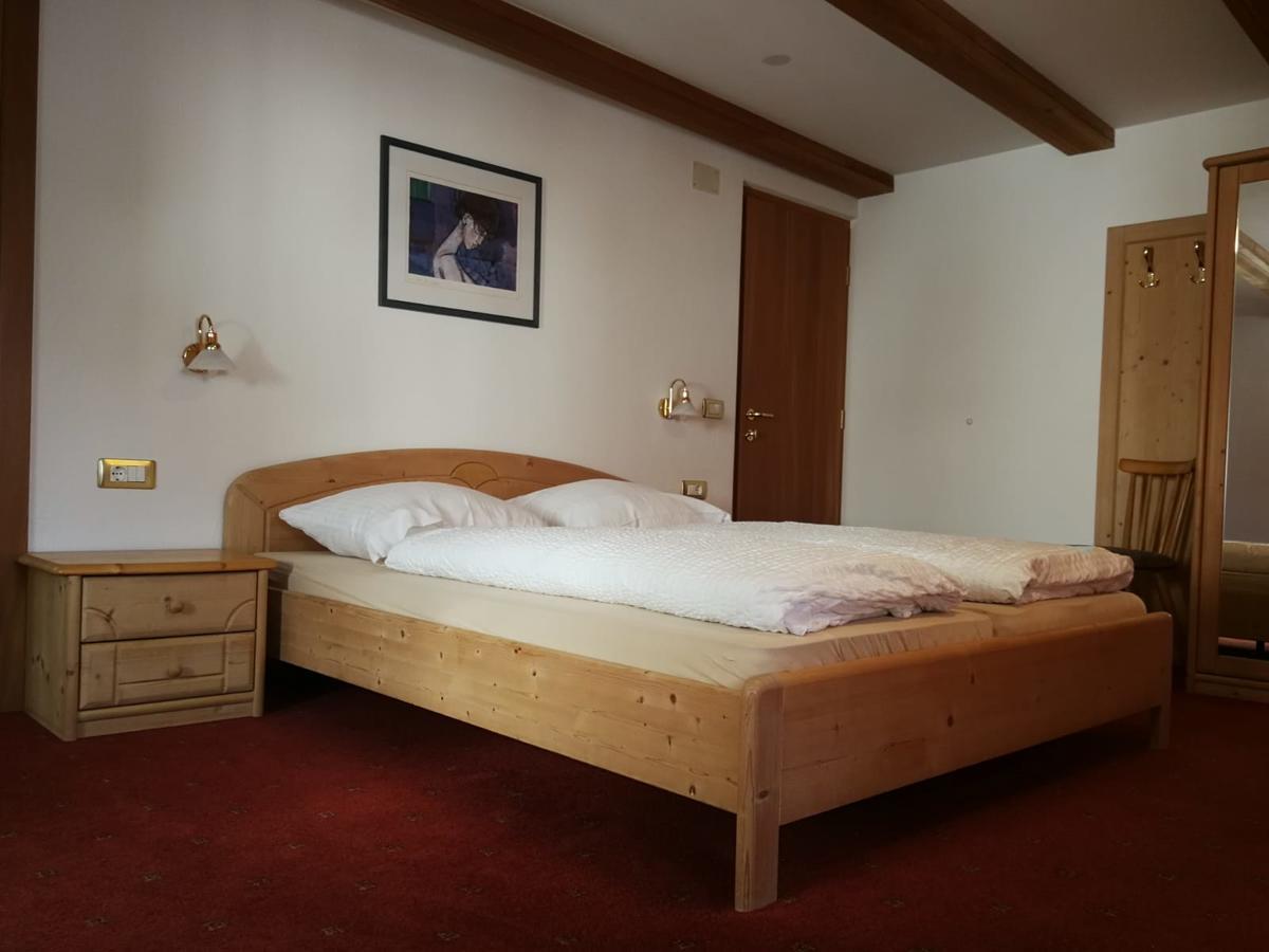 Gasthaus Weisskugel Malles Venosta Bagian luar foto