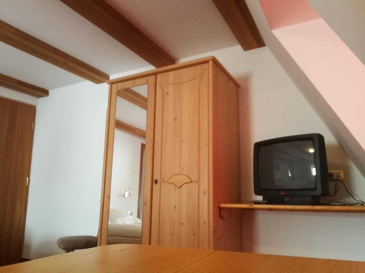 Gasthaus Weisskugel Malles Venosta Bagian luar foto