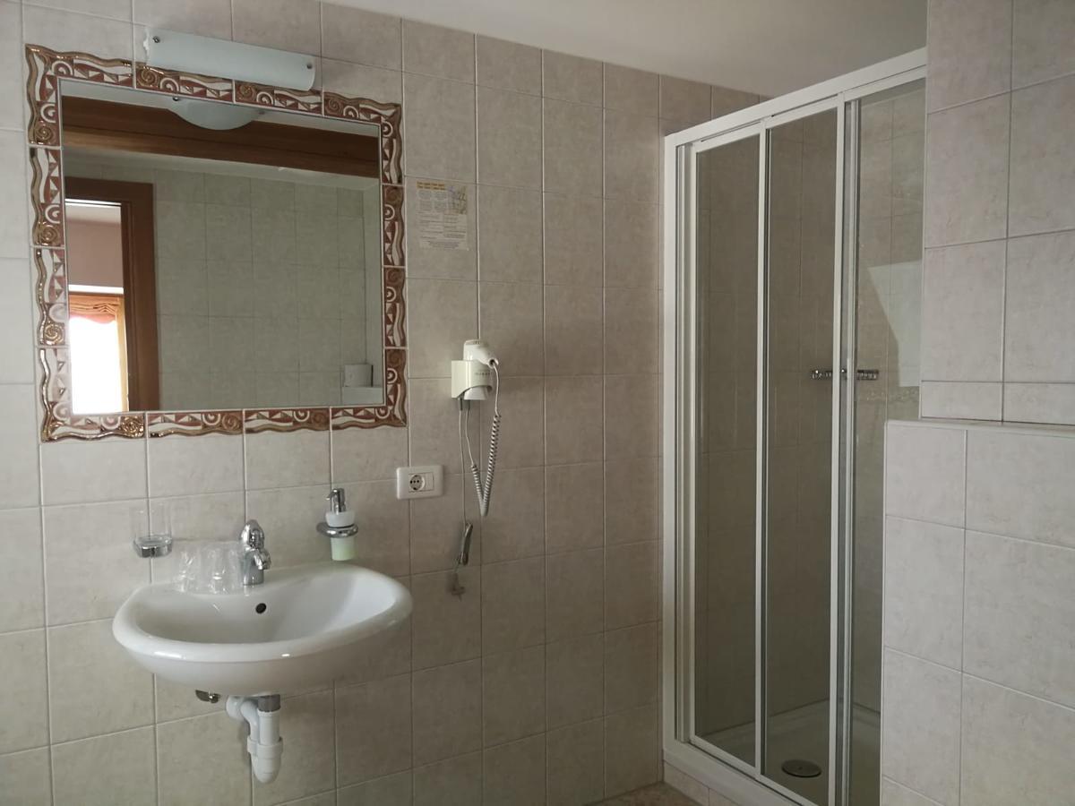 Gasthaus Weisskugel Malles Venosta Bagian luar foto