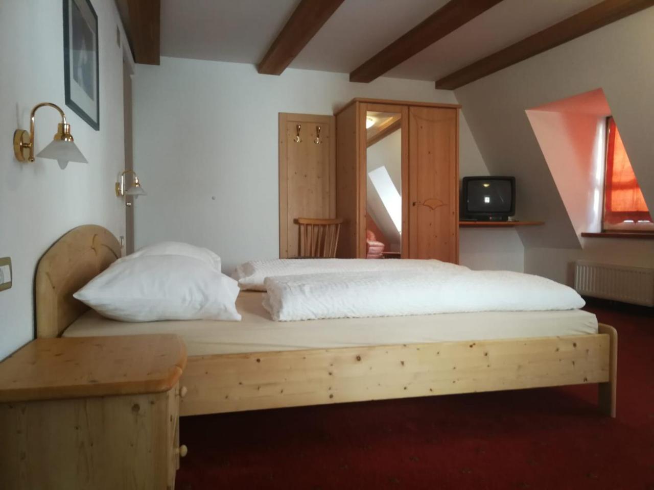 Gasthaus Weisskugel Malles Venosta Bagian luar foto