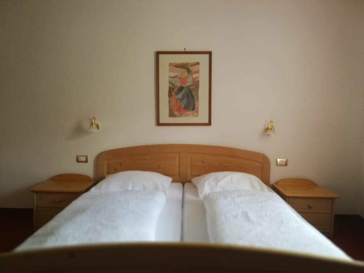 Gasthaus Weisskugel Malles Venosta Bagian luar foto