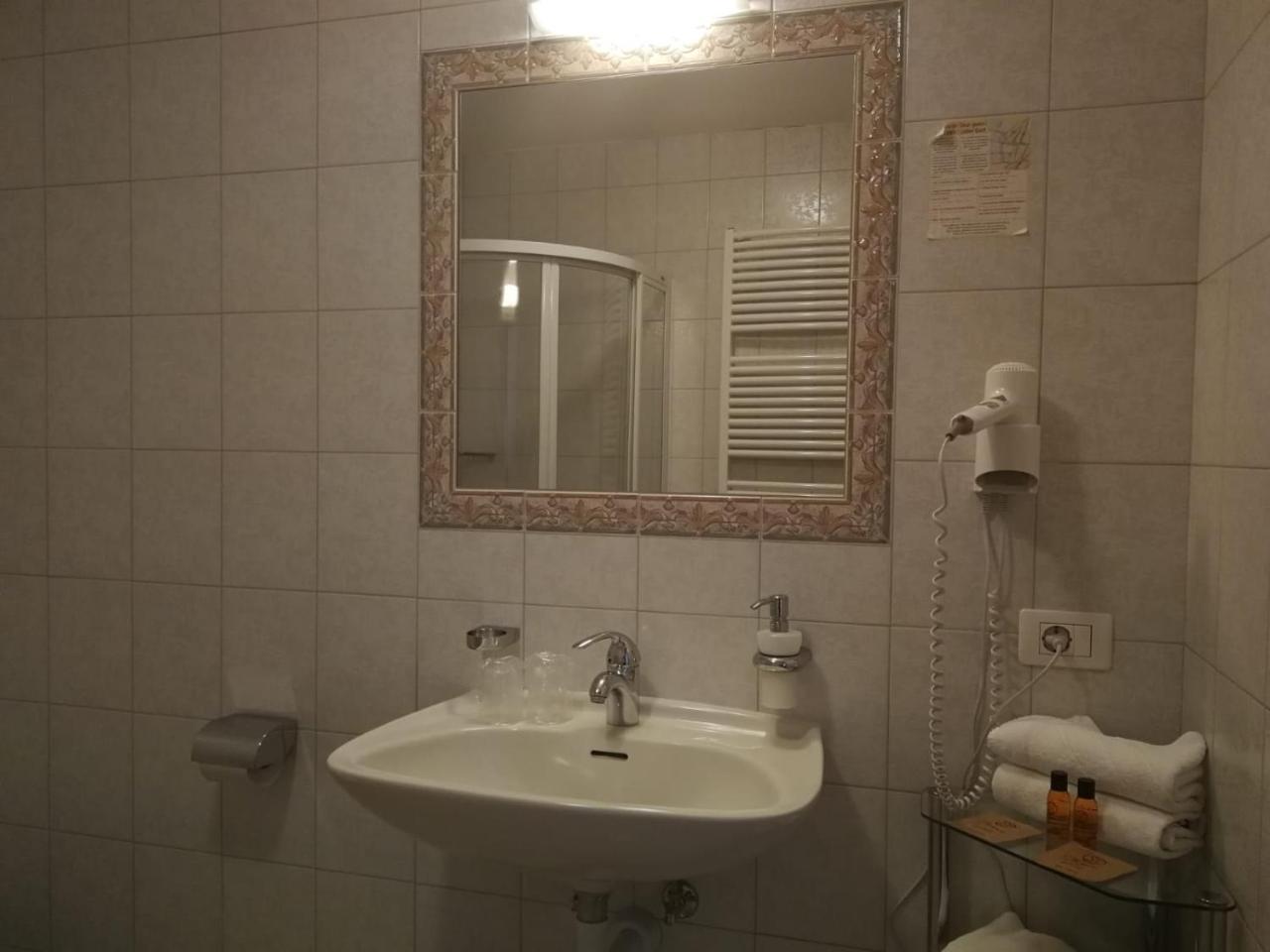 Gasthaus Weisskugel Malles Venosta Bagian luar foto