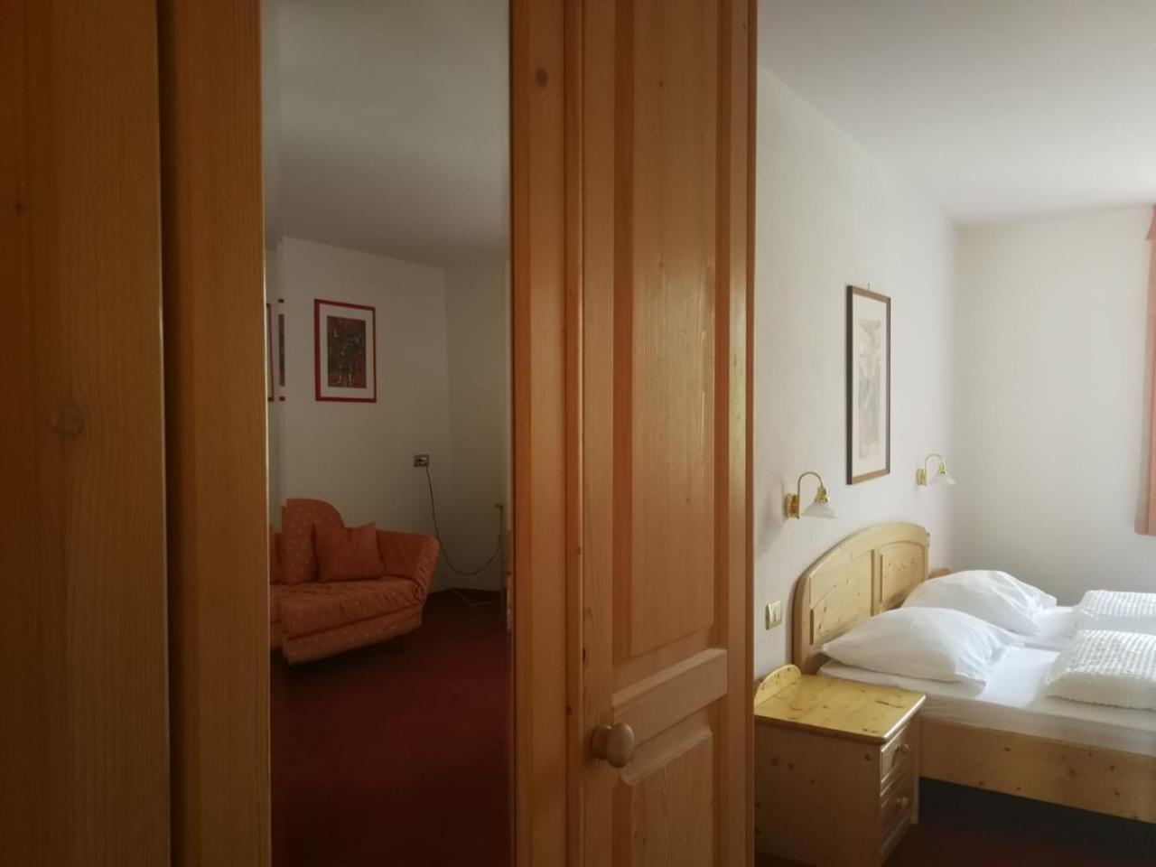 Gasthaus Weisskugel Malles Venosta Bagian luar foto
