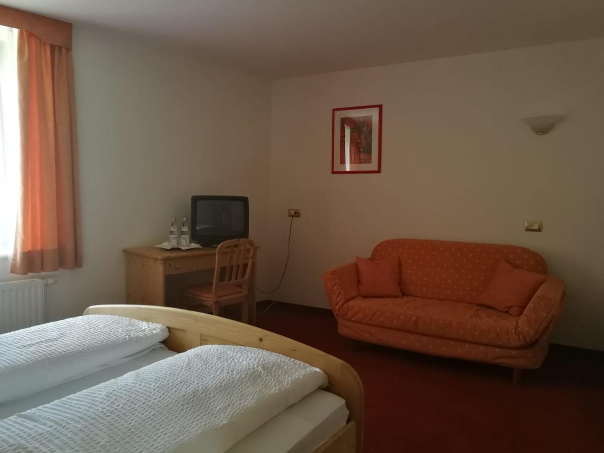 Gasthaus Weisskugel Malles Venosta Bagian luar foto