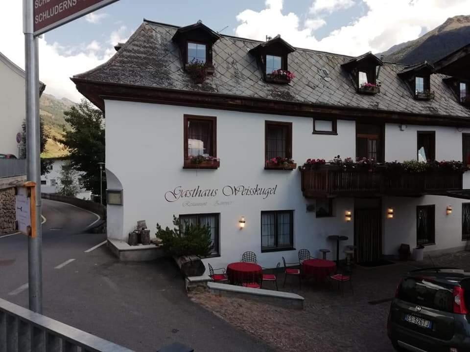Gasthaus Weisskugel Malles Venosta Bagian luar foto